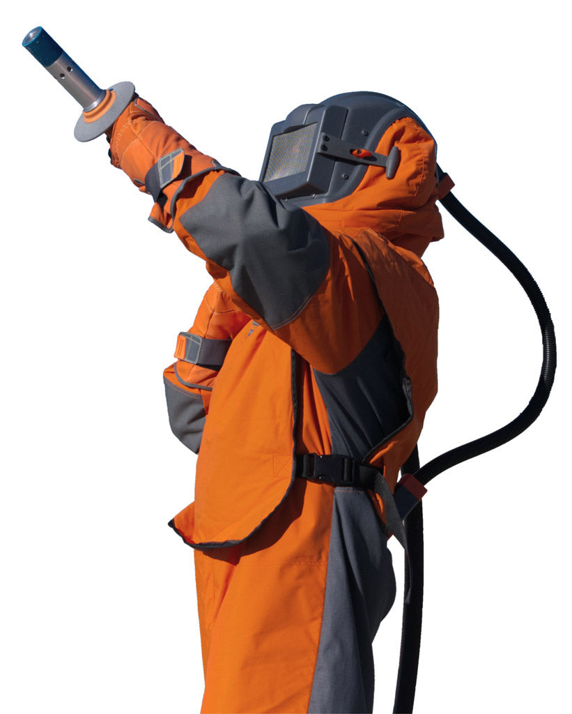 Man met Blastsafe Origin straalpak aan die de straalpijp omhoog richt