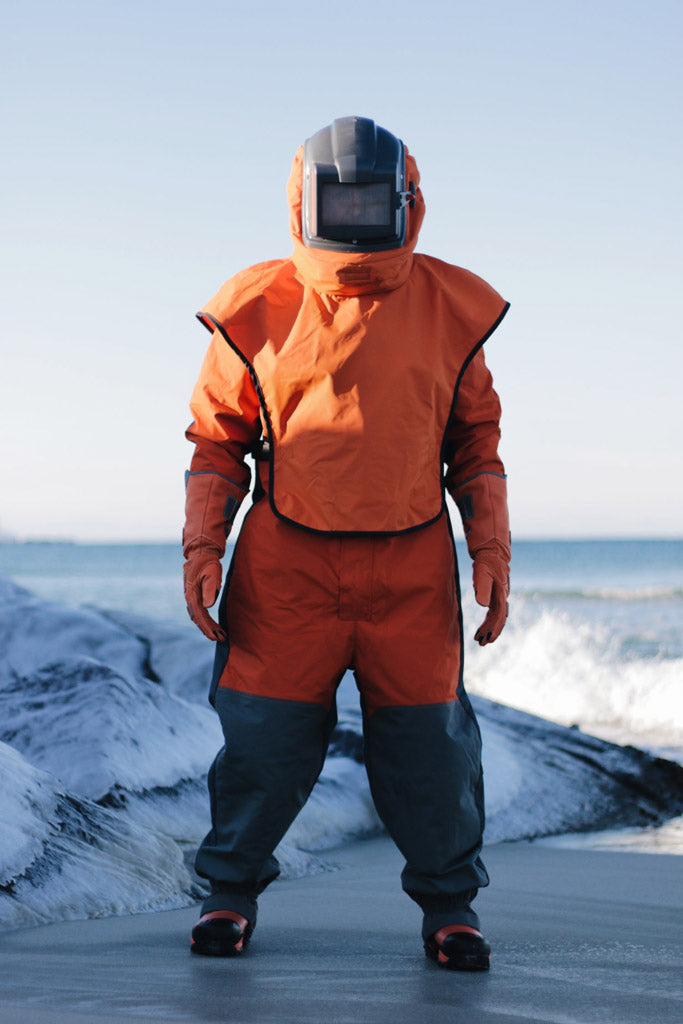 Man met Blastsafe Origin straalpak aan (voorkant)