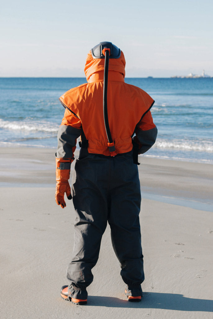 Man met Blastsafe Origin straalpak aan (achterkant)