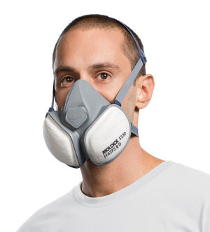 Man die het Moldex CompactMask 5000 Serie draagt, dat zijn neus en mond bedekt